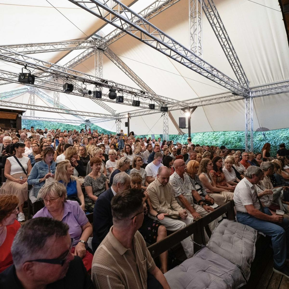 Novinky - Letní scéna je v polovině a už teď je z 80 % vyprodaná! 