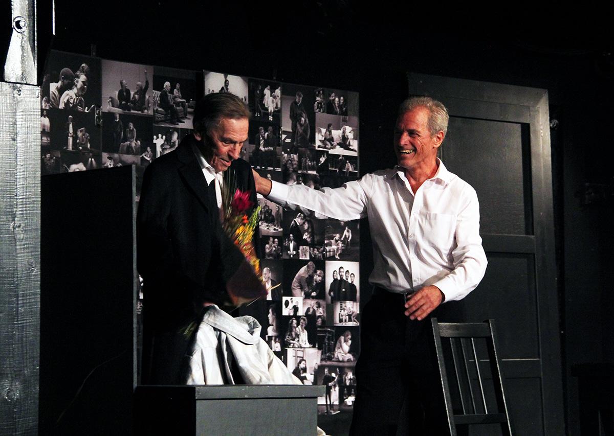 František Němec přijímá gratulaci k 80. narozeninám