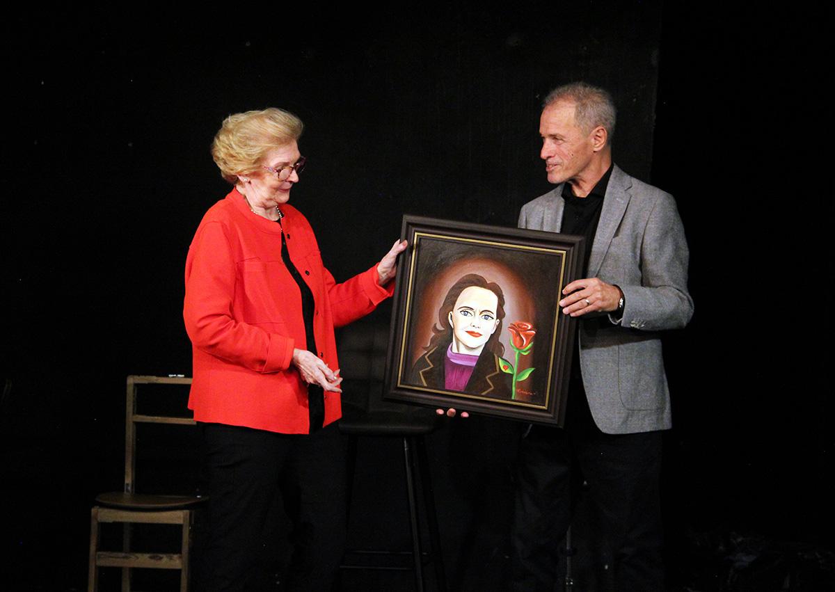 Dana Píchová předává dar od Soni Červené - obraz Milana Kundery