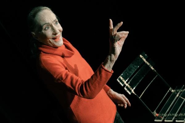 Zpívá a vypráví Soňa Červená (foto J.Malíř)