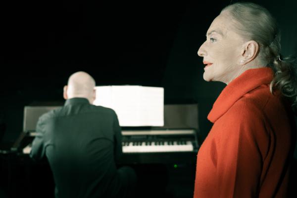 Zpívá a vypráví Soňa Červená (foto J.Malíř)