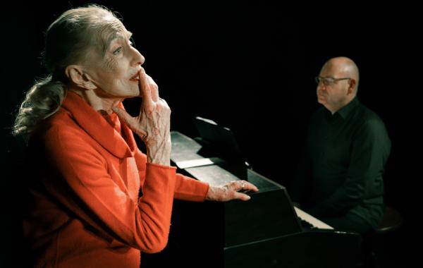 Zpívá a vypráví Soňa Červená (foto J.Malíř)