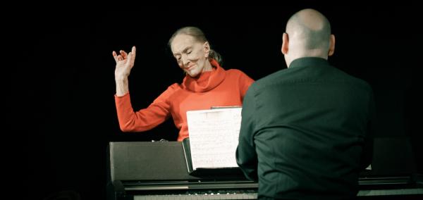 Zpívá a vypráví Soňa Červená (foto J.Malíř)