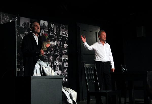 František Němec přijímá gratulaci k 80. narozeninám