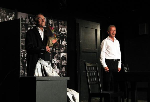 František Němec přijímá gratulaci k 80. narozeninám