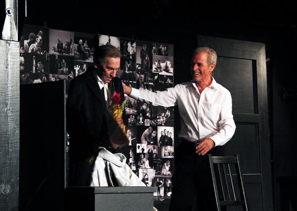 František Němec přijímá gratulaci k 80. narozeninám